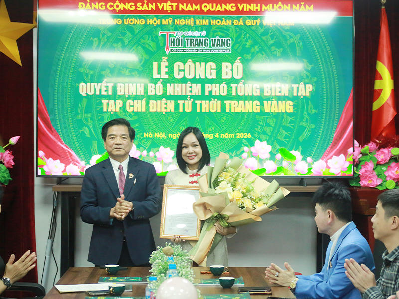 TS. Lê Ngọc Dũng – Chủ tịch Hội Mỹ nghệ Kim hoàn Đá quý Việt Nam trao quyết&nbsp;định bổ nhiệm cho nhà báo Hà Thị Diệu Hiền.