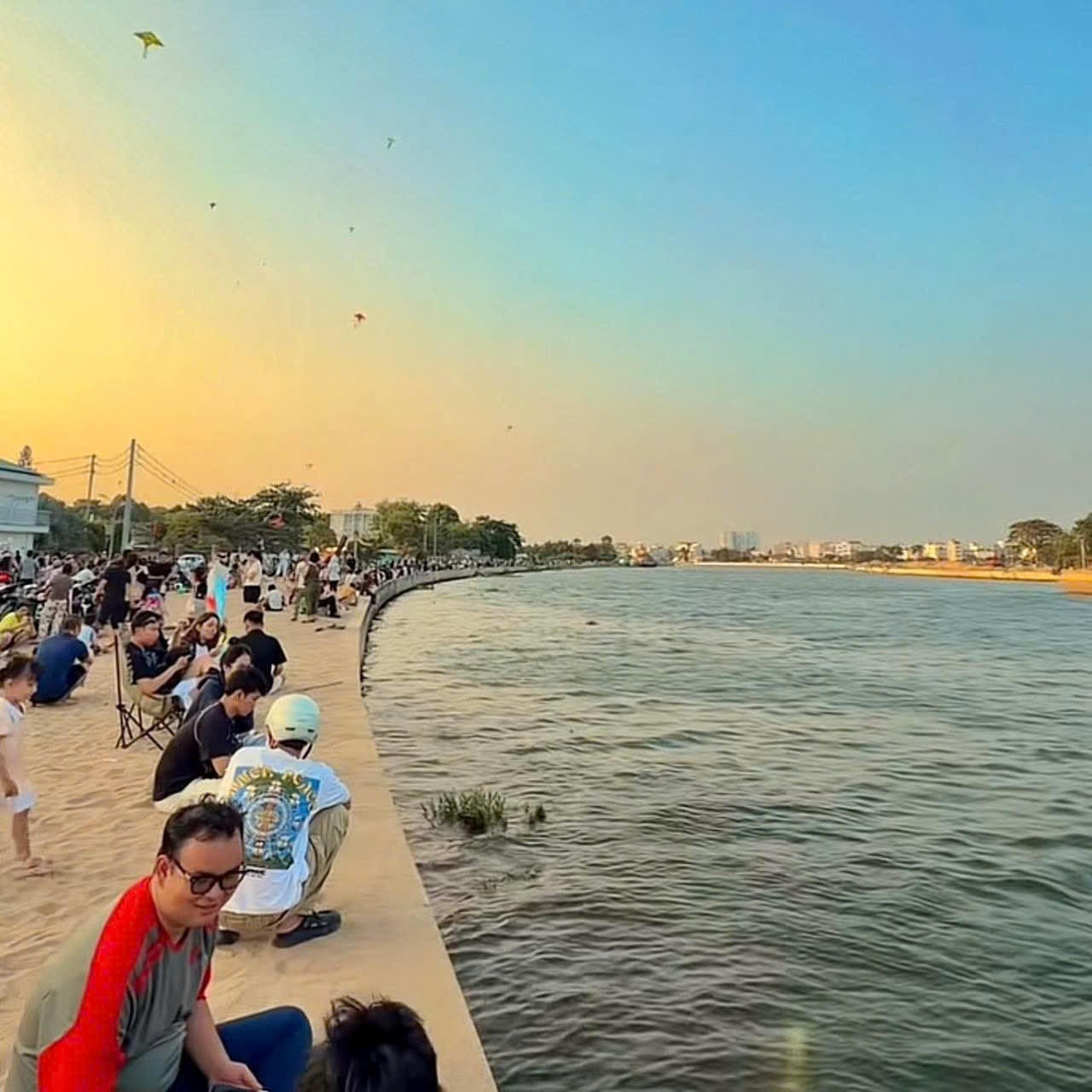 Dù chỉ là một bãi ven sông, nhưng “Bãi biển Gò Vấp” với không gian thoáng đãng, gió sông mát rượi và tầm nhìn lý tưởng để ngắm hoàng hôn buông xuống trên mặt nước trở thành lực hút với nhiều người.