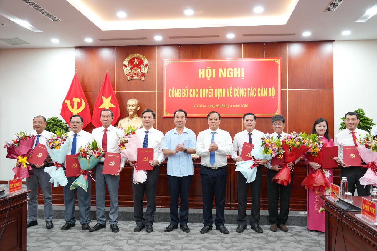 Ông Huỳnh Quốc Việt (bên phải) cùng ông Lữ Quang Ngời, trao các Quyết định và tặng hoa chúc mừng các cán bộ được điều động, bổ nhiệm tại Hội nghị.