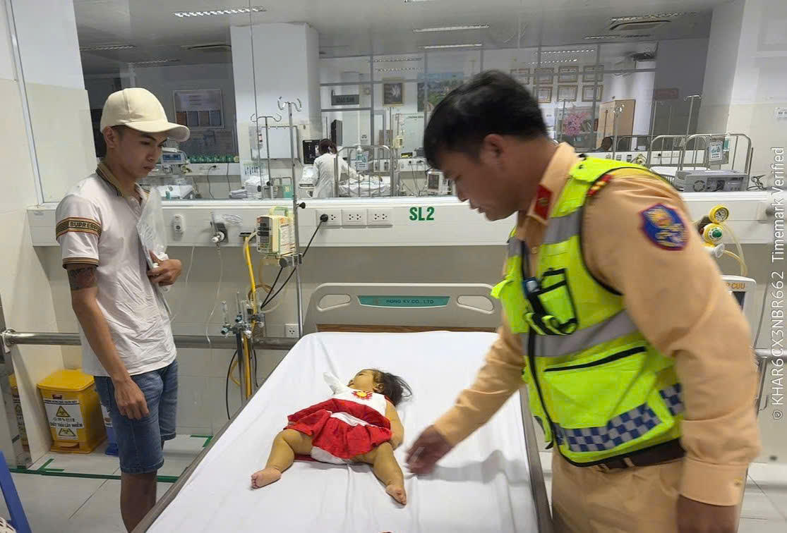 CSGT kịp thời đưa cháu bé P.N.G.H vào bệnh viện cấp cứu.