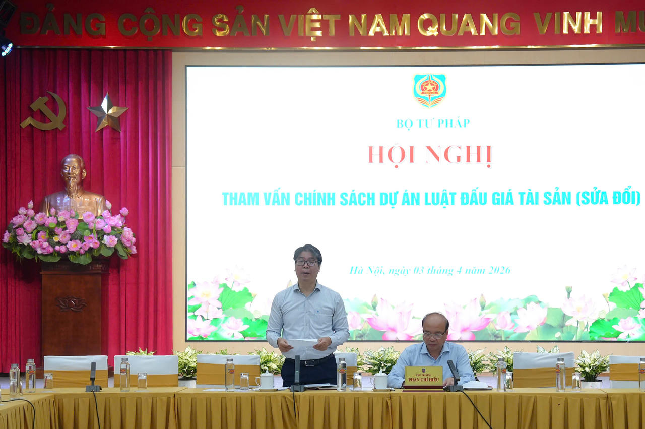 Ông Lê Văn Tuấn, Phó Cục trưởng Cục Bổ trợ tư pháp trình bày dự thảo chính sách.