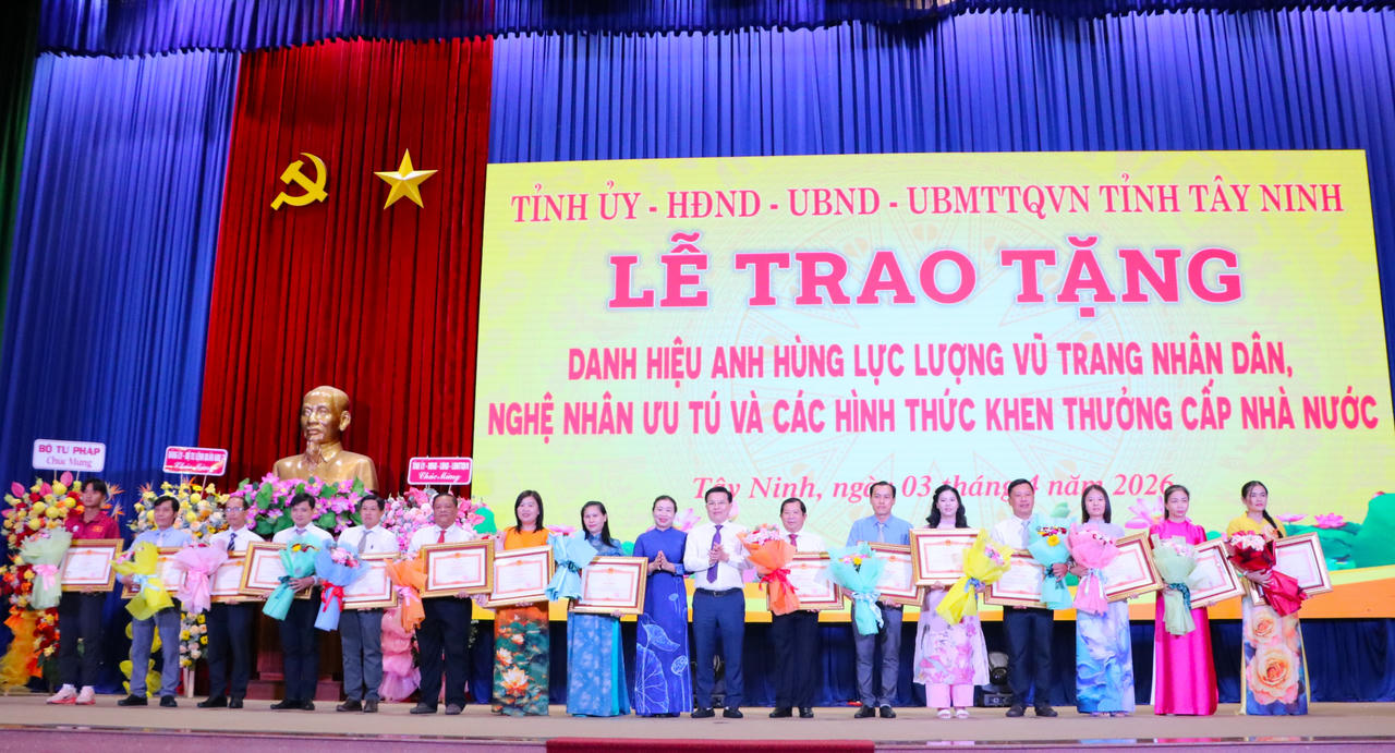 Trao tặng Bằng khen của Thủ tướng Chính phủ cho các cá nhân thuộc tỉnh Tây Ninh đã có thành tích trong công tác, góp phần vào sự nghiệp xây dựng Chủ nghĩa xã hội và bảo vệ Tổ quốc.