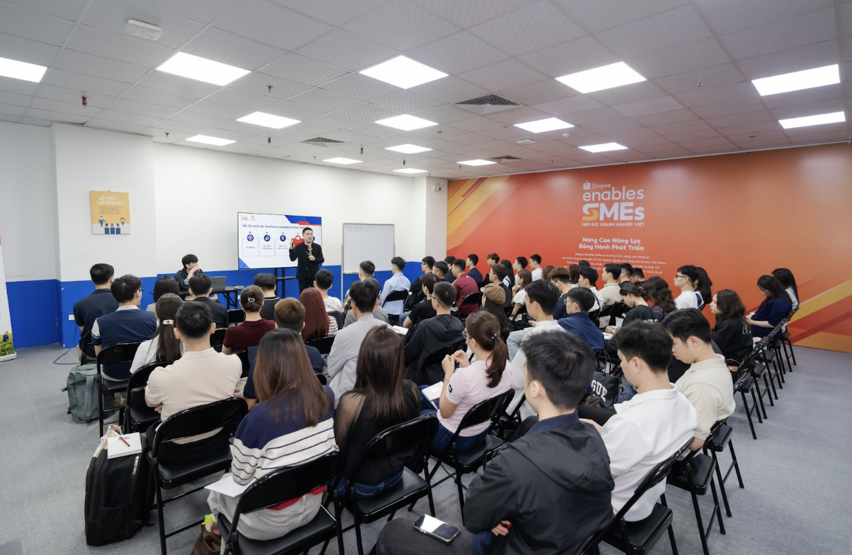 Buổi đào tạo đầu tiên của “Tiếp sức doanh nghiệp Việt” có chủ đề xoay quanh xu hướng bán hàng và lập kế hoạch kinh doanh trên sàn.