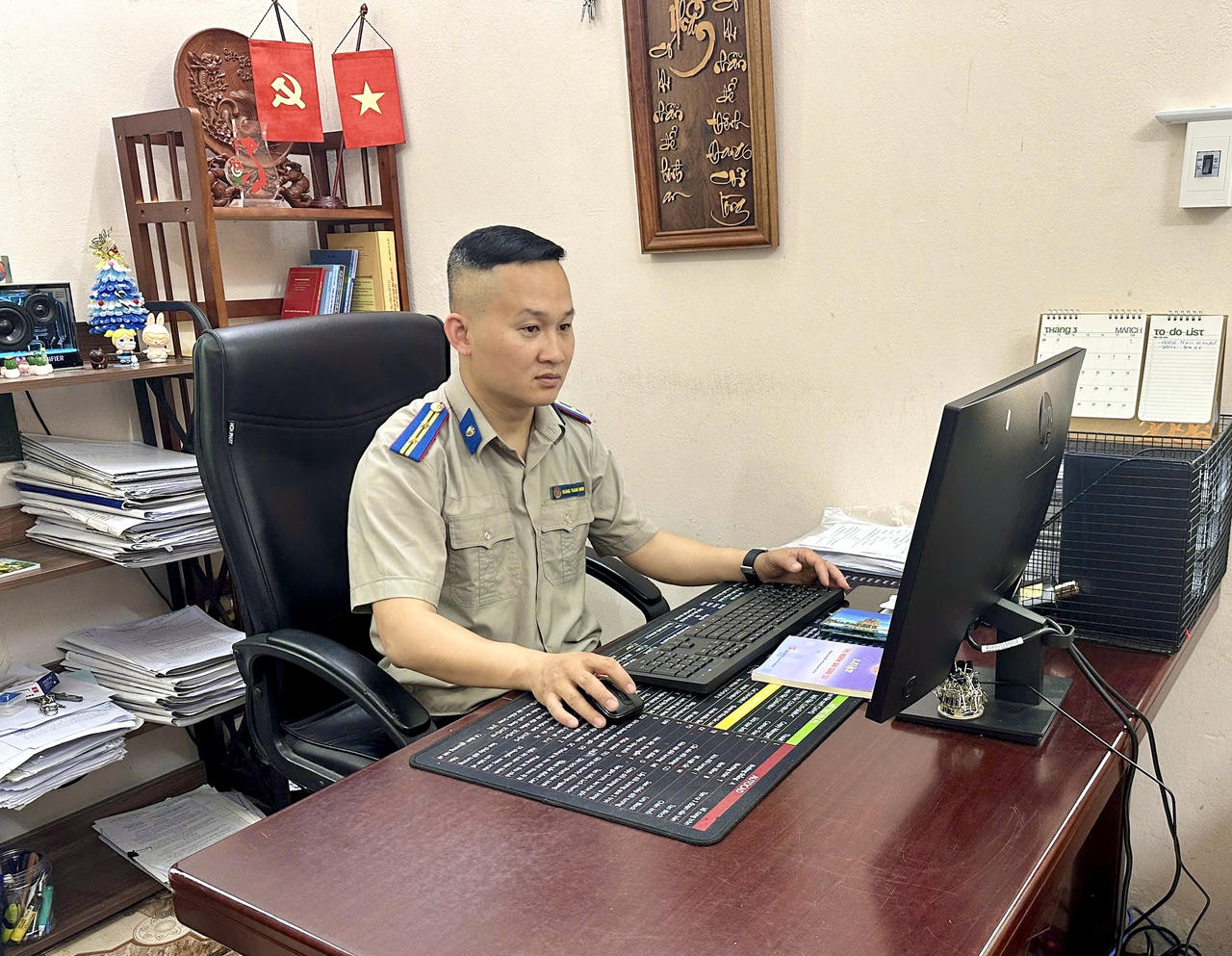 Phía sau họng súng đe dọa và bản án giao con nhói lòng của Chấp hành viên Hoàng Thành Minh
