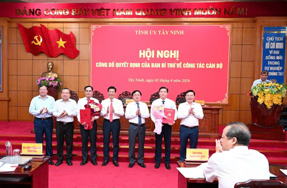 Thường trực Tỉnh ủy tặng hoa chúc mừng hai cán bộ được chỉ định tham gia Ban Chấp hành Đảng bộ tỉnh nhiệm kỳ 2025-2030.