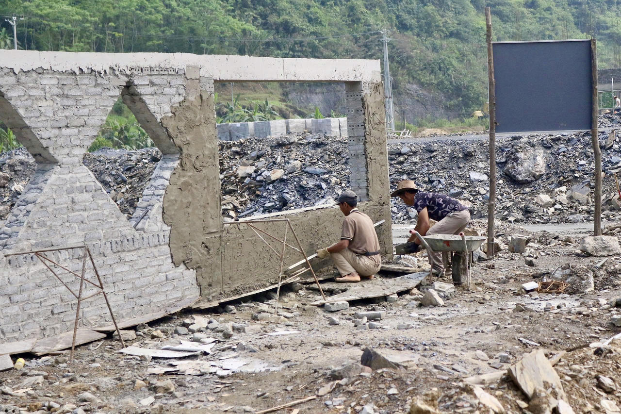 Theo đại diện Ban Quản lý dự án, trong quá trình triển khai, dự án cũng gặp một số khó khăn nhất định liên quan đến điều kiện thời tiết, địa hình và công tác vận chuyển vật liệu. Tuy nhiên, với sự phối hợp chặt chẽ giữa chủ đầu tư, nhà thầu và các đơn vị liên quan, những vướng mắc này đang từng bước được tháo gỡ.