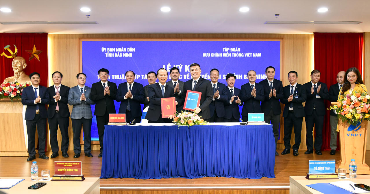 Đồng chí Mai Sơn, Phó Chủ tịch Thường trực UBND tỉnh Bắc Ninh và đồng chí Ngô Diên Hy, Phó Tổng Giám đốc Tập đoàn VNPT  thực hiện nghi thức ký kết hợp tác.