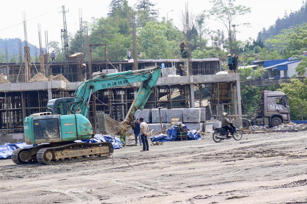 Tổng mức đầu tư của dự án lên tới 215 tỷ đồng. Công trình được kỳ vọng sẽ tạo bước chuyển biến tích cực trong việc nâng cao chất lượng giáo dục tại địa phương.