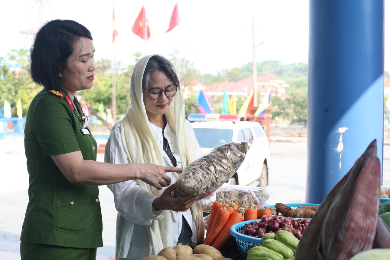 Du khách tham quan, tìm hiểu các sản phẩm nông sản, đặc sản địa phương tại khu trưng bày.