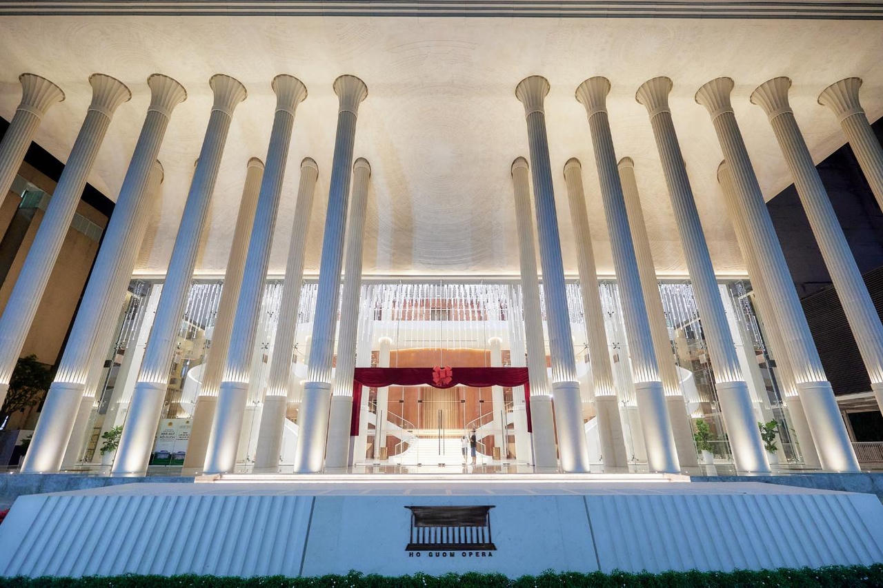 A large white building with columns

AI-generated content may be incorrect.