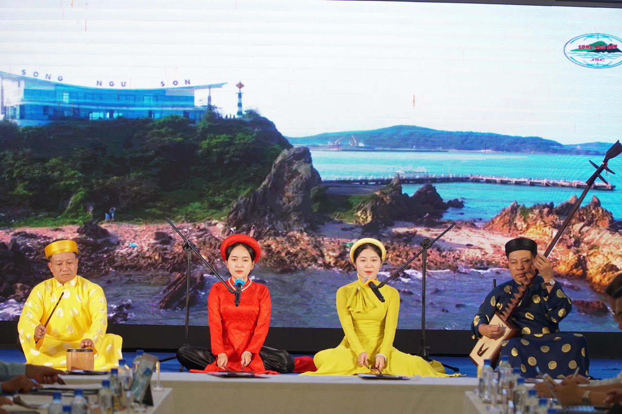 Biểu diễn ca trù, di sản văn hóa Hà Tĩnh tại chương trình. (Ảnh: Tuyết Lan)