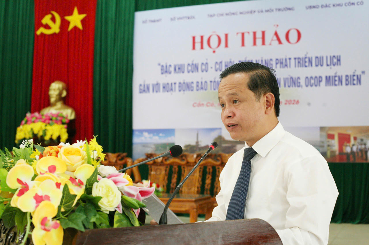 Ông Trần Xuân Anh, Bí thư Đảng uỷ, Chủ tịch UBND Đặc khu Cồn Cỏ phát biểu tại hội thảo.