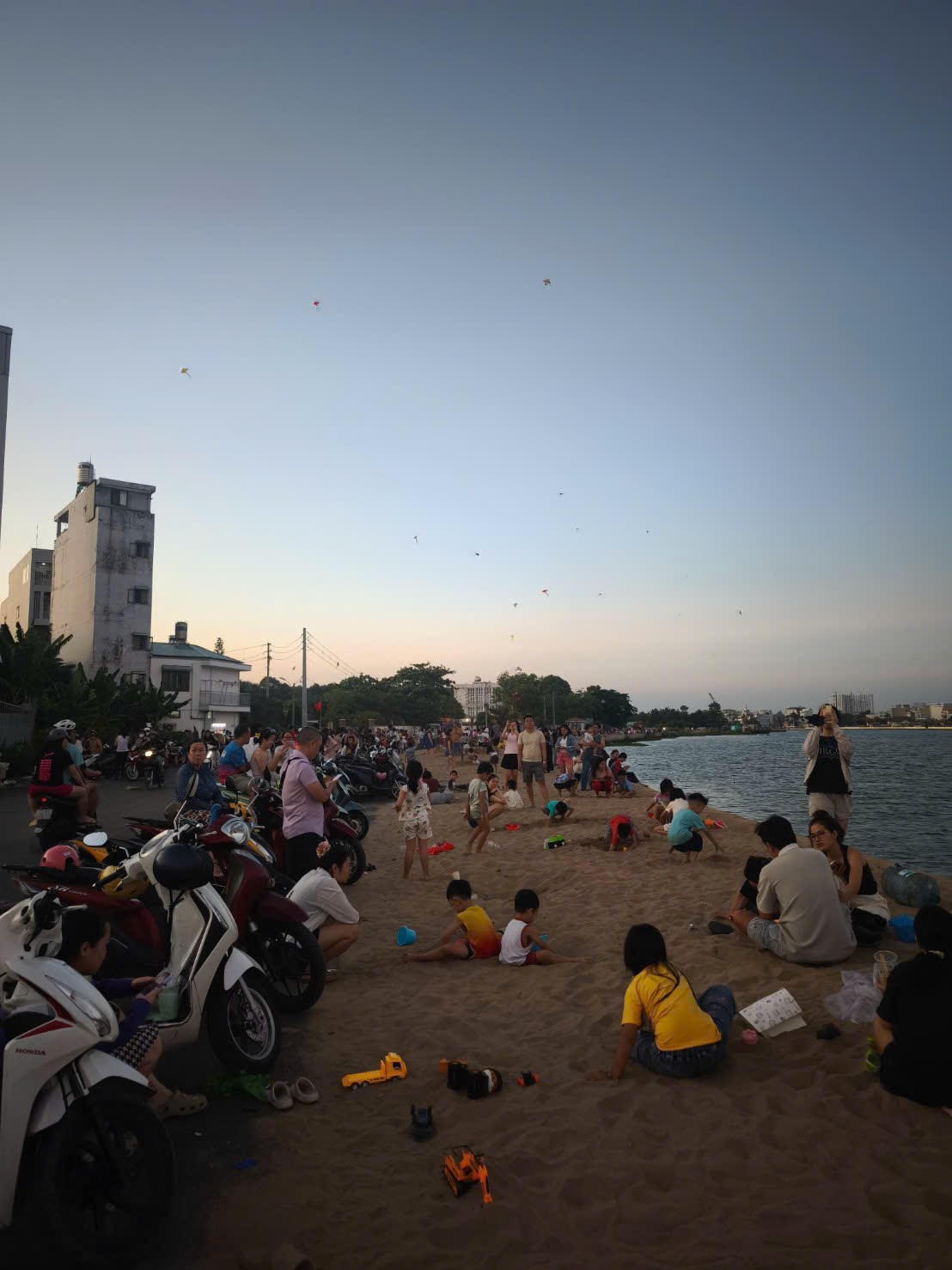 Điều đáng nói, theo tìm hiểu khu vực này thực chất là bờ kè đang trong quá trình thi công thuộc dự án kênh Tham Lương - Bến Cát, chưa được nghiệm thu và đưa vào sử dụng chính thức.