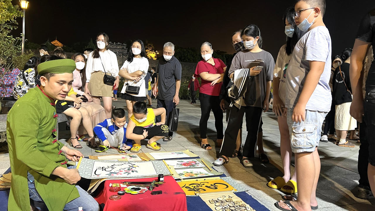 Du khách hào hứng với những sản phẩm văn hóa đặc trưng.