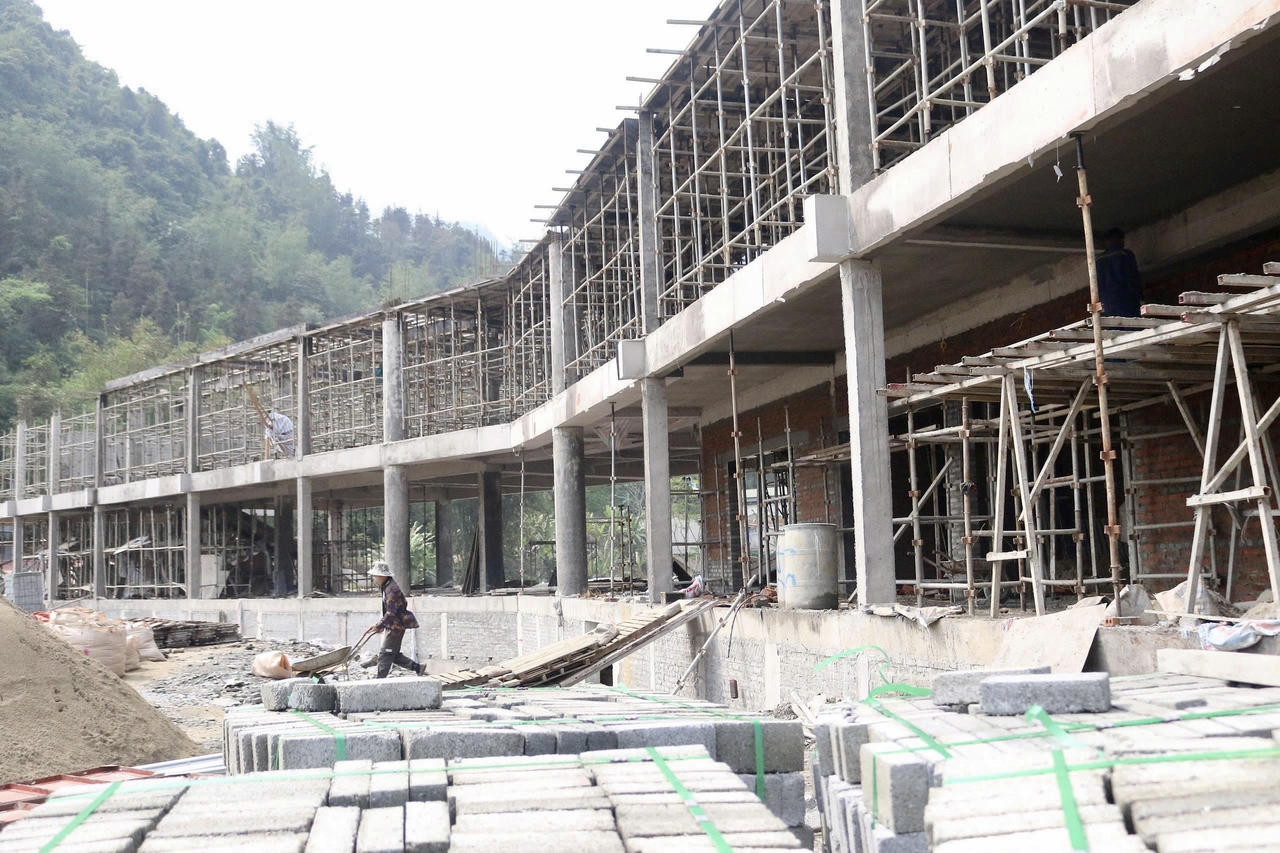 Trao đổi với phóng viên, ông Phan Văn Vinh, cán bộ quản lý dự án và giám sát thuộc Ban Quản lý dự án đầu tư xây dựng tỉnh Lào Cai cho biết, đến thời điểm hiện tại, dự án đã hoàn thành khoảng 70% khối lượng công việc.