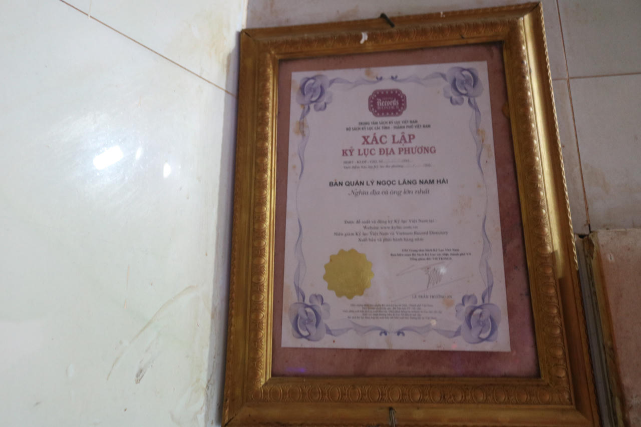 Chứng chỉ ghi nhận nghĩa địa cá voi lớn nhất Việt Nam.