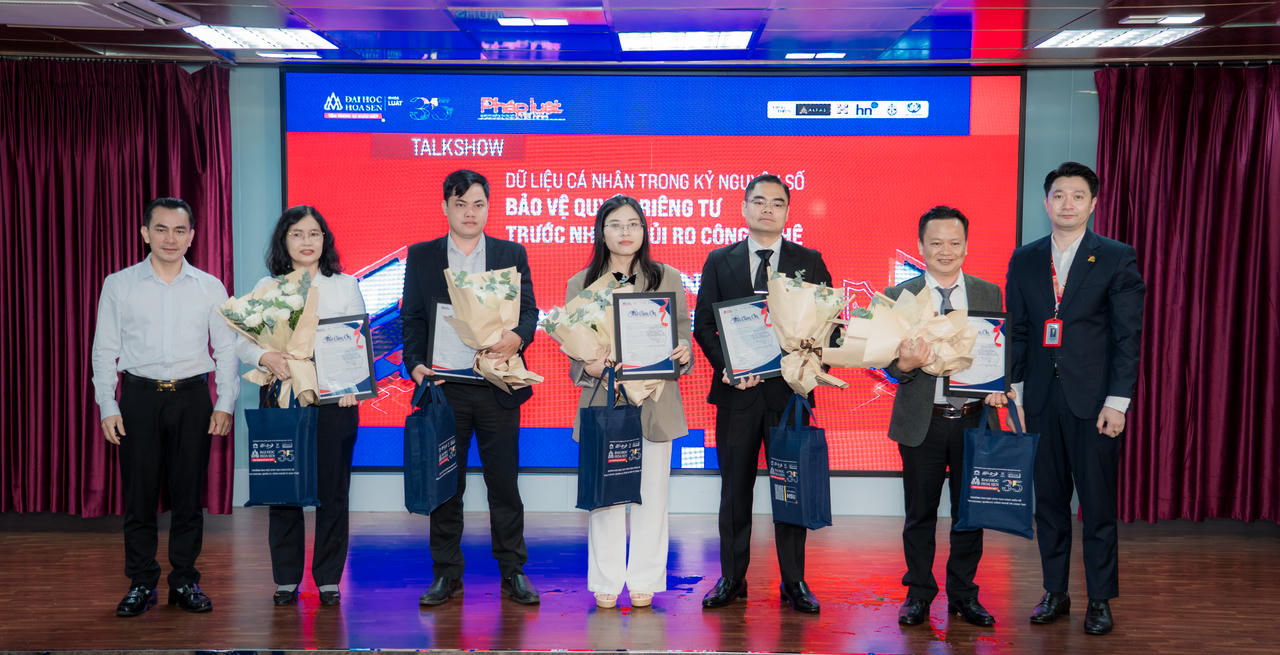 Ông Đỗ Quang Trưởng, Trưởng Ban truyền thông đa phương tiện, Báo PLVN và TS. Nguyễn Hoài Nam, Trưởng khoa Luật trường Đại học Hoa Sen tặng thư cảm ơn cho nhà tài trợ.