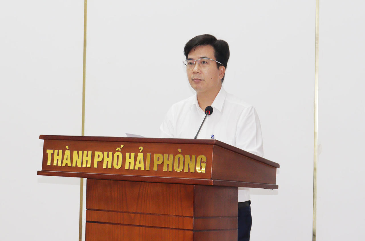 Ông&nbsp;Phạm Ngọc Dương, Phó Bí thư Đảng ủy UBND thành phố báo cáo tại Hội nghị.