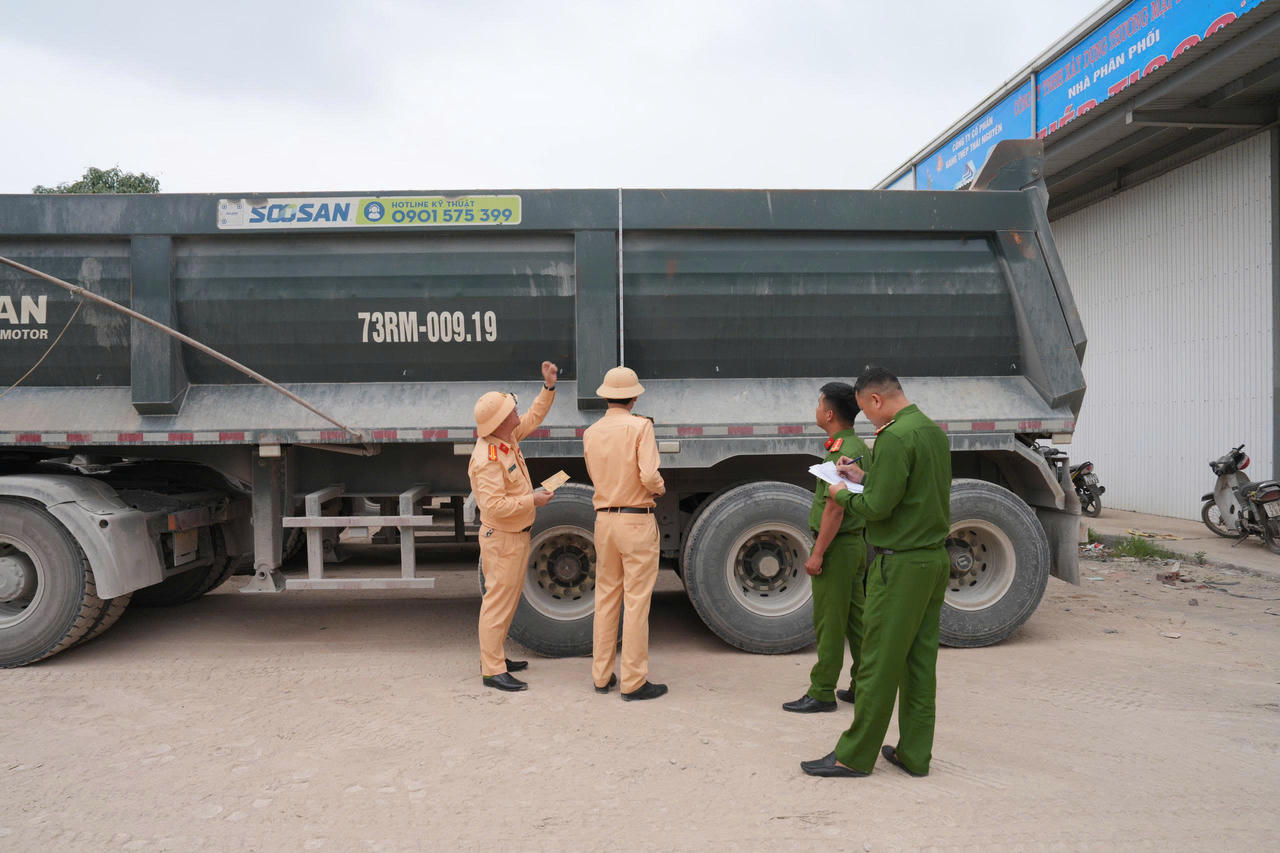 Lực lượng chức năng đo kiểm kích thước thùng xe.