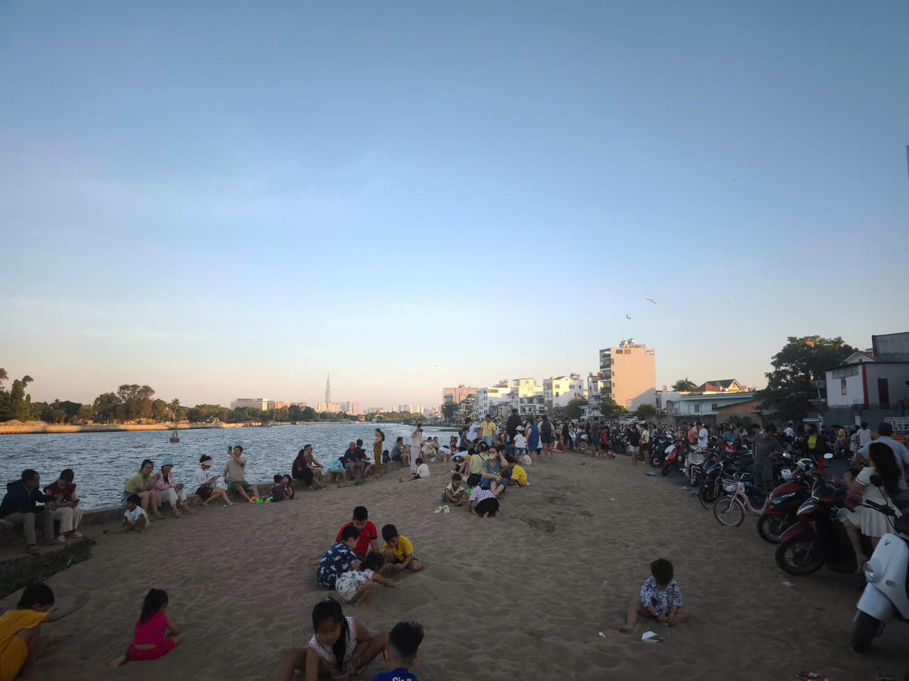 Dải cát nhỏ tự phát này bất ngờ trở thành tâm điểm thu hút đông người đổ về mỗi buổi chiều.