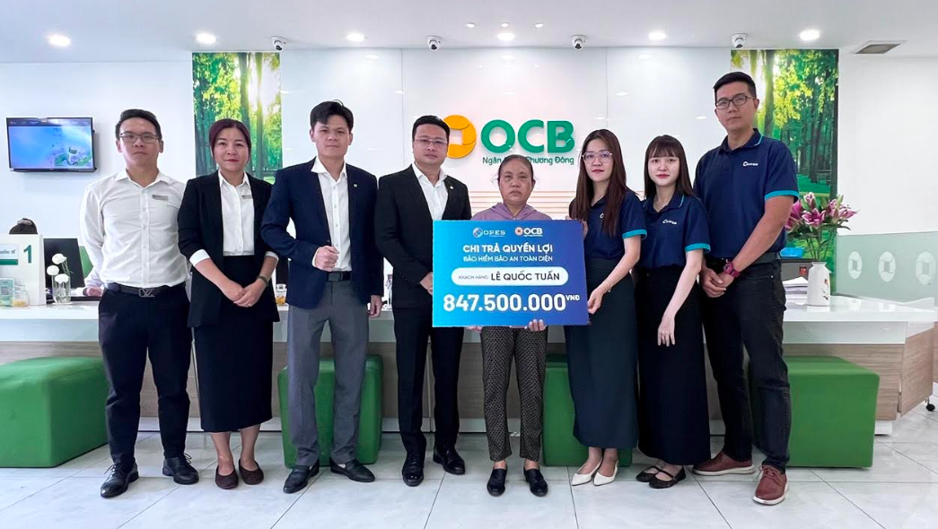 Đại diện OPES và OCB chi trả quyền lợi bảo hiểm cho gia đình anh Tuấn.