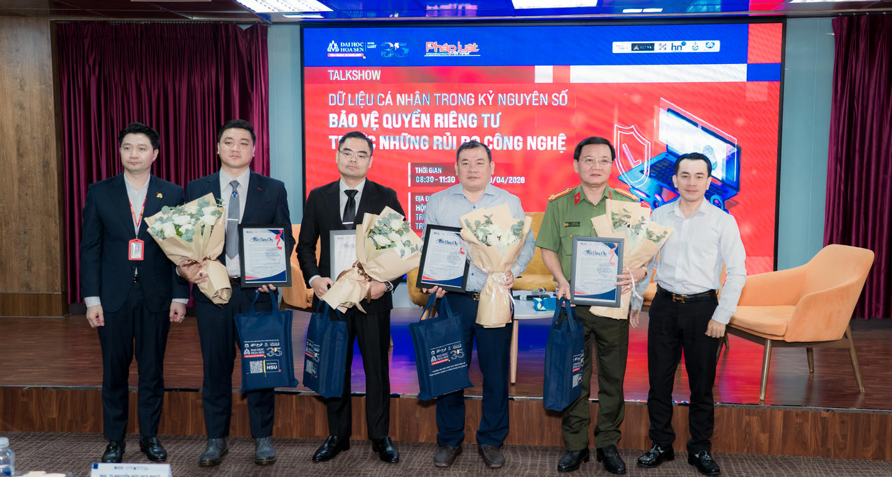 Ông Đỗ Quang Trưởng, Trưởng Ban truyền thông đa phương tiện, Báo PLVN và TS. Nguyễn Hoài Nam, Trưởng khoa Luật trường Đại học Hoa Sen tặng hoa cho các diễn giả.