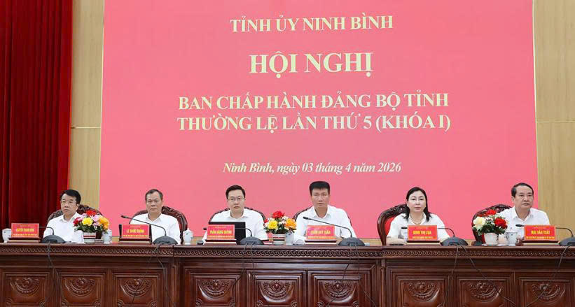 Thường trực Tỉnh ủy Ninh Bình chủ trì hội nghị.