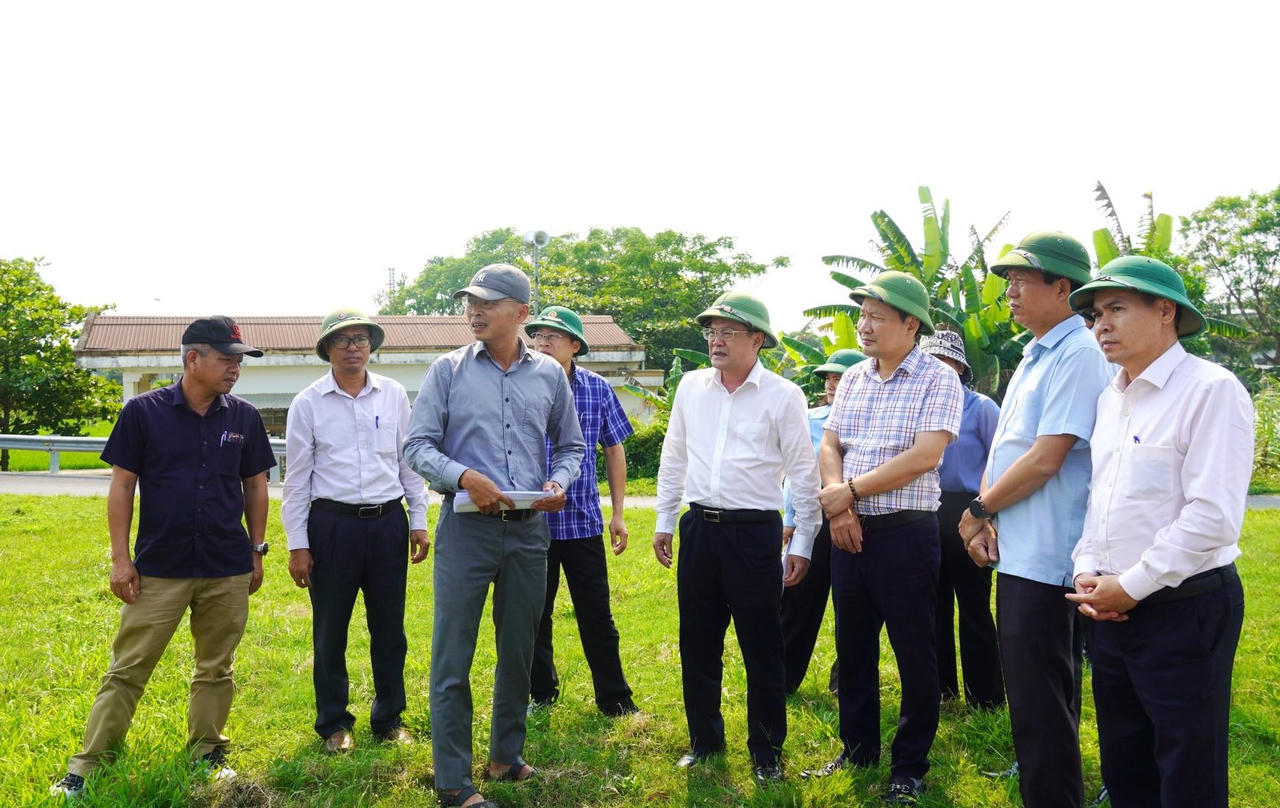 Đoàn kiểm tra Dự án đường hai đầu cầu Sông Hiếu.