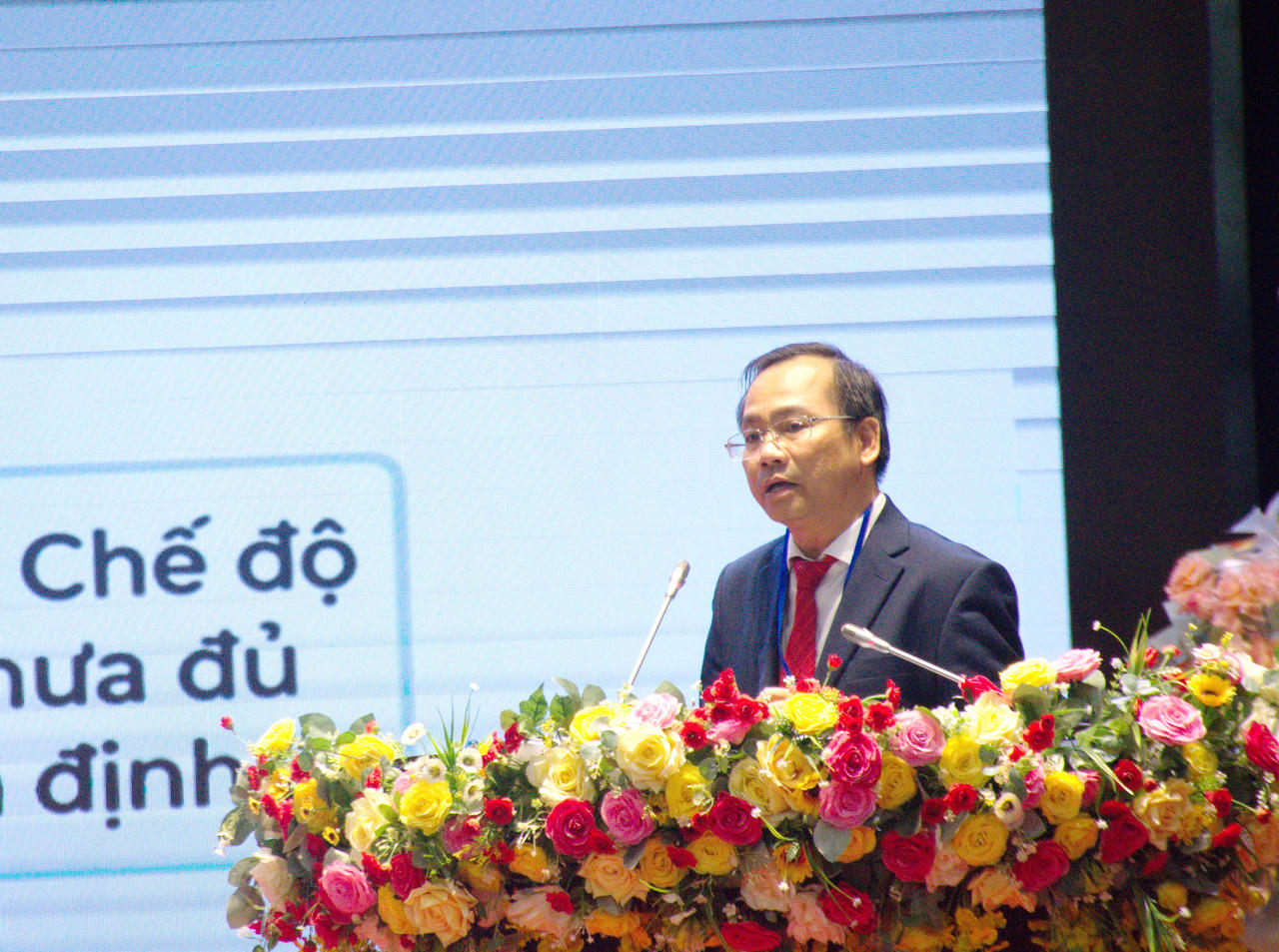 GS.TS Nguyễn Trung Kiên trình bày tham luận về đào tạo nguồn nhân lực y tế khu vực ĐBSCL.