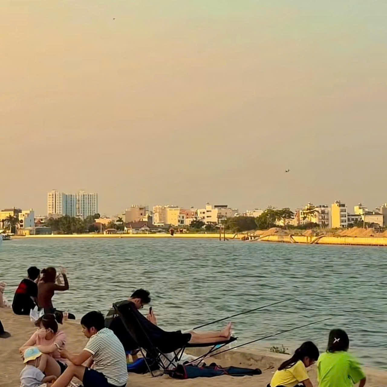 Không khí nơi đây vào mỗi buổi chiều, đặc biệt là cuối tuần vô cùng náo nhiệt với hình ảnh cả trăm cánh diều rực rỡ sắc màu tung bay trên bầu trời, tiếng cười nói của các nhóm bạn trẻ dã ngoại và những hàng quán ăn vặt lề đường đông đúc.