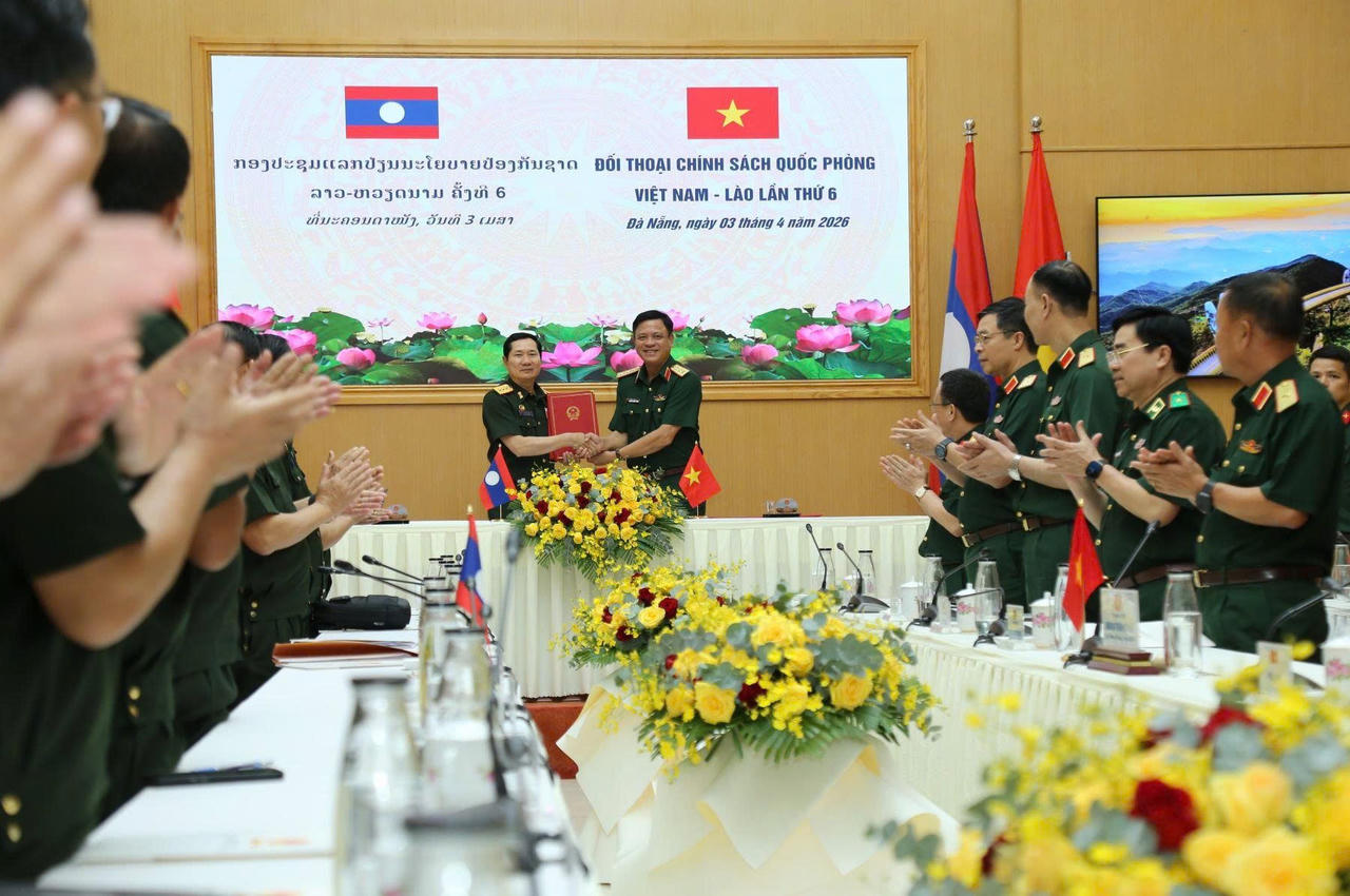 Thượng tướng Nguyễn Trường Thắng tặng hoa Thượng tướng Saichay Kommasith ký biên bản Đối thoại.