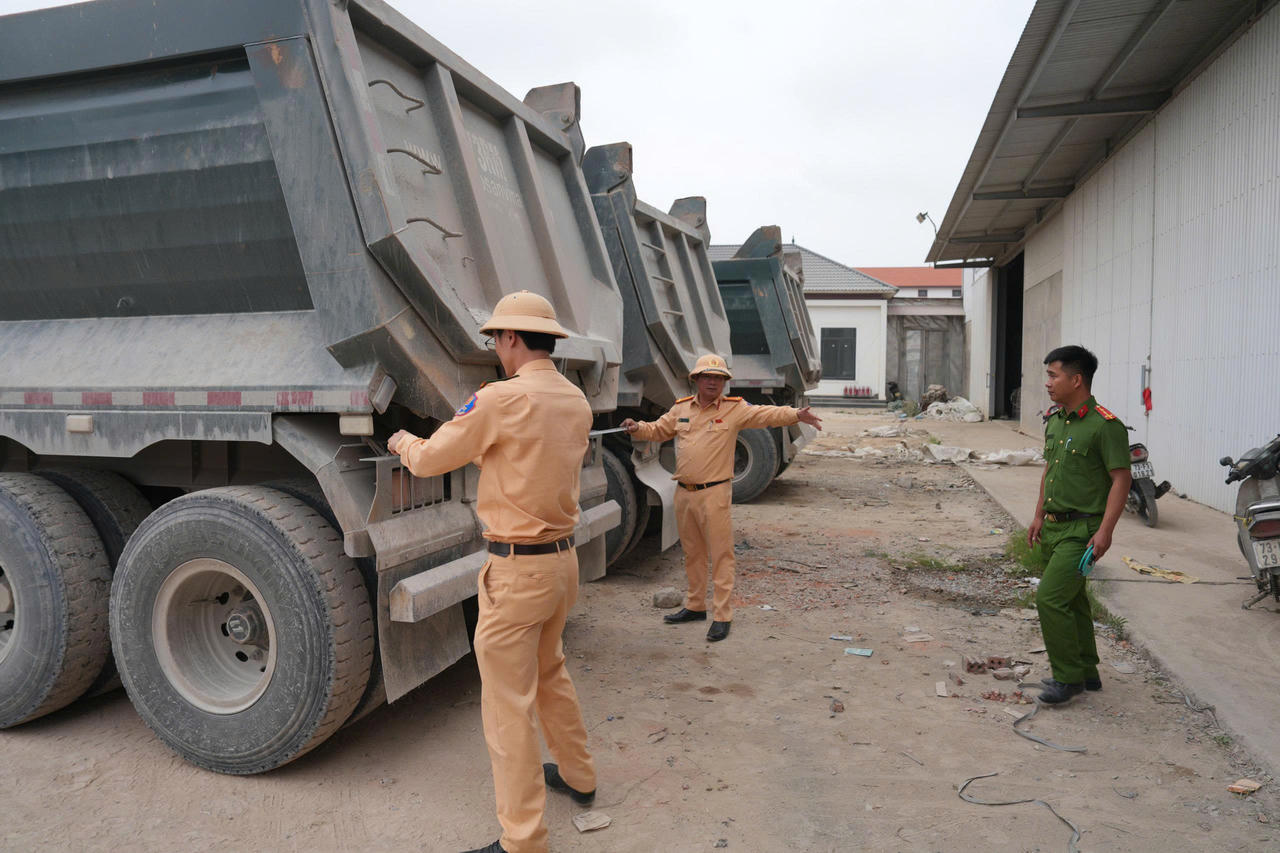 Các phương tiện tải trọng lớn được đưa vào diện tổng rà soát nhằm siết chặt quản lý.