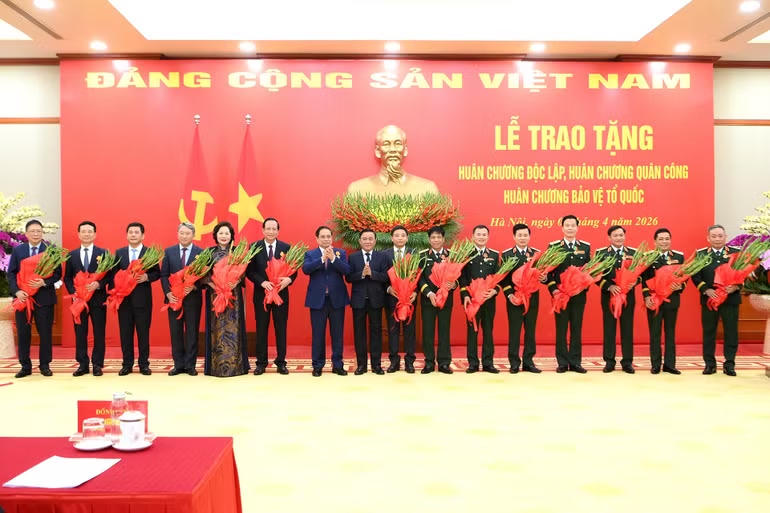 Thủ tướng Chính phủ Phạm Minh Chính và Thường trực Ban Bí thư Trần Cẩm Tú trao Huân chương Độc lập hạng Ba, Huân chương Quân công hạng Ba và Huân chương Bảo vệ Tổ quốc hạng Nhì tặng các đồng chí cán bộ cấp cao của Đảng, Nhà nước và Quân đội. (Ảnh: nhandan.vn)