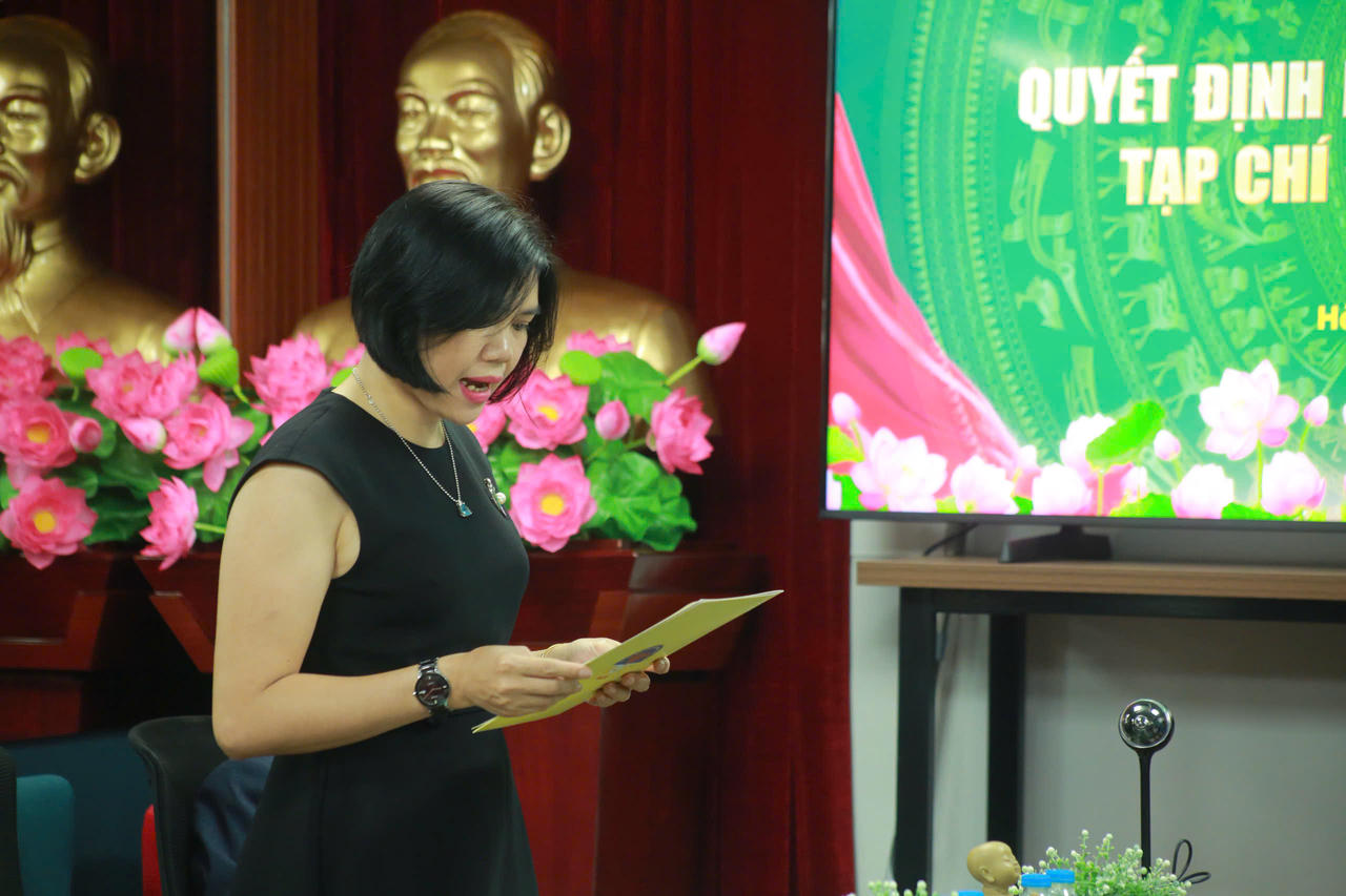 Nhà báo Vũ Hoài Thanh – Phó Chủ tịch Hội Mỹ&nbsp;nghệ Kim hoàn Đá quý Việt Nam&nbsp;đọc&nbsp;quyết định bổ nhiệm nhà báo Hà Thị Diệu Hiền giữ chức vụ Phó Tổng biên tập&nbsp;TCĐT Thời Trang Vàng