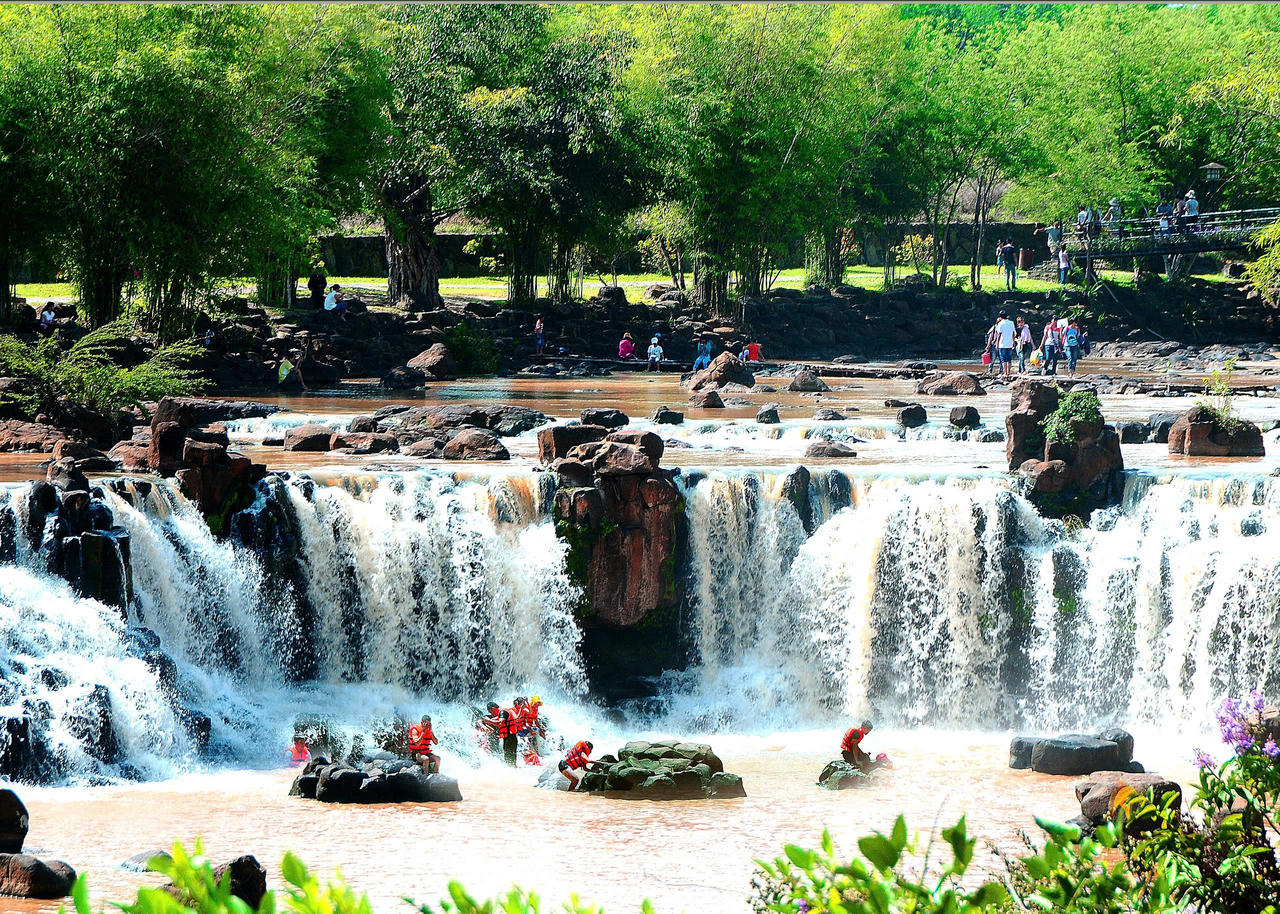 Một thác nước ở xã Trảng Bom thu hút khách đến thưởng ngoạn.