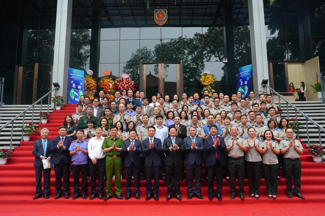 Các đại biểu chụp ảnh lưu niệm tại buổi lễ.