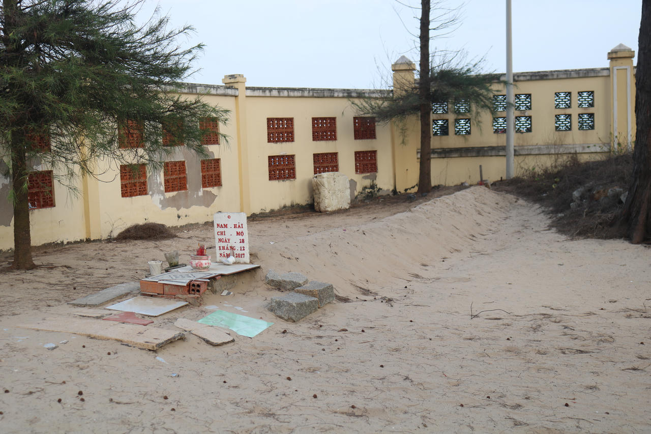 Ngôi mộ cá Ông lớn nhất ở nghĩa địa cá voi Phước Hải.