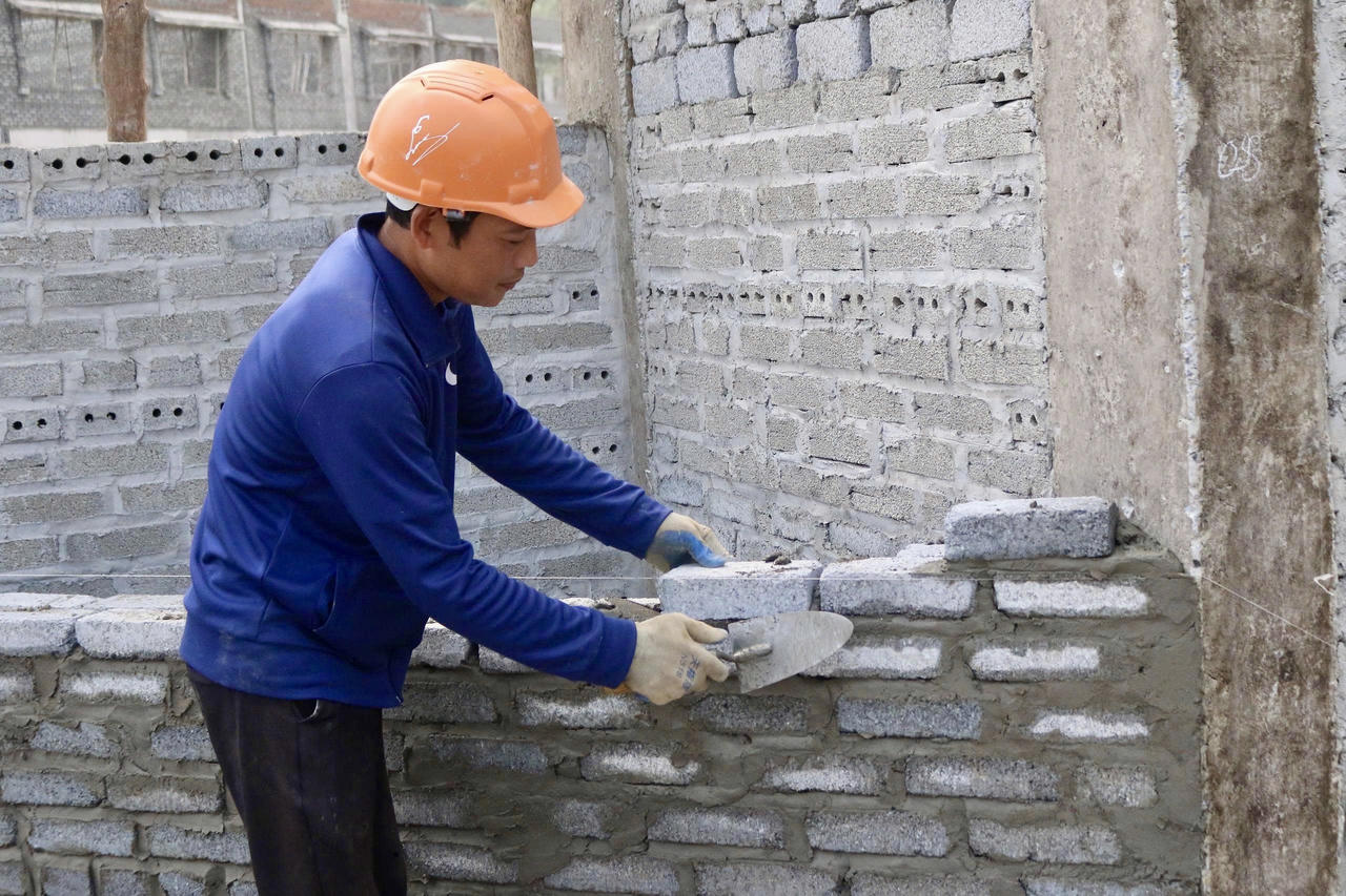 “Chúng tôi đang tăng cường nhân lực, huy động thêm thiết bị để đẩy nhanh tiến độ thi công. Các đơn vị thi công tổ chức làm việc liên tục nhằm sớm hoàn thiện các hạng mục còn lại. Mục tiêu là hoàn thành, bàn giao công trình đưa vào sử dụng trước ngày 30/8/2026”, ông Vinh thông tin.