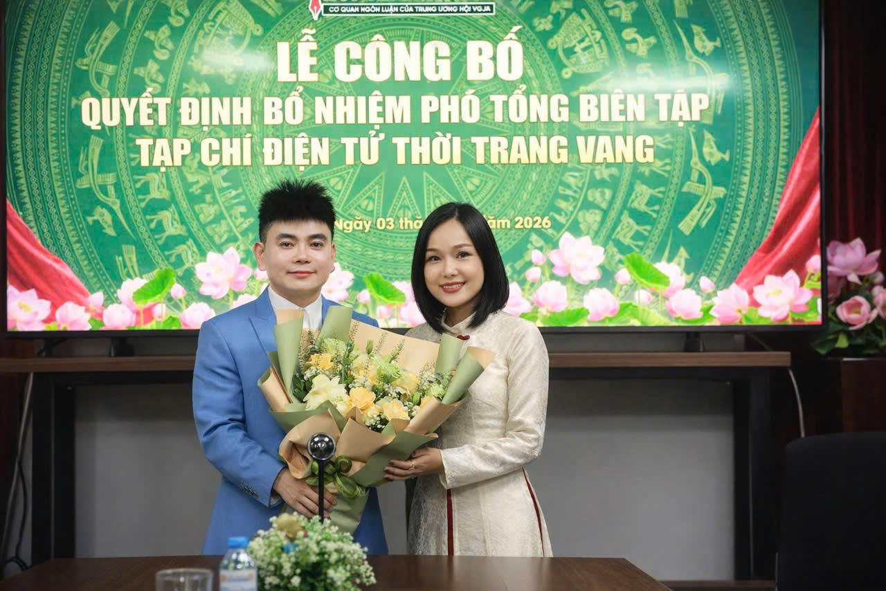 Nhà báo&nbsp;Đào Bình - Tổng biên tập TCĐT Thời Trang Vàng chúc mừng tân Phó Tổng biên tập Hà Thị Diệu Hiền