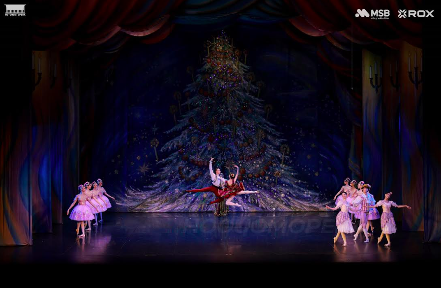 Một cảnh trong vở diễn Kẹp hạt dẻ trên sân khấu Nhà hát Hồ Gươm. Ảnh: BTC