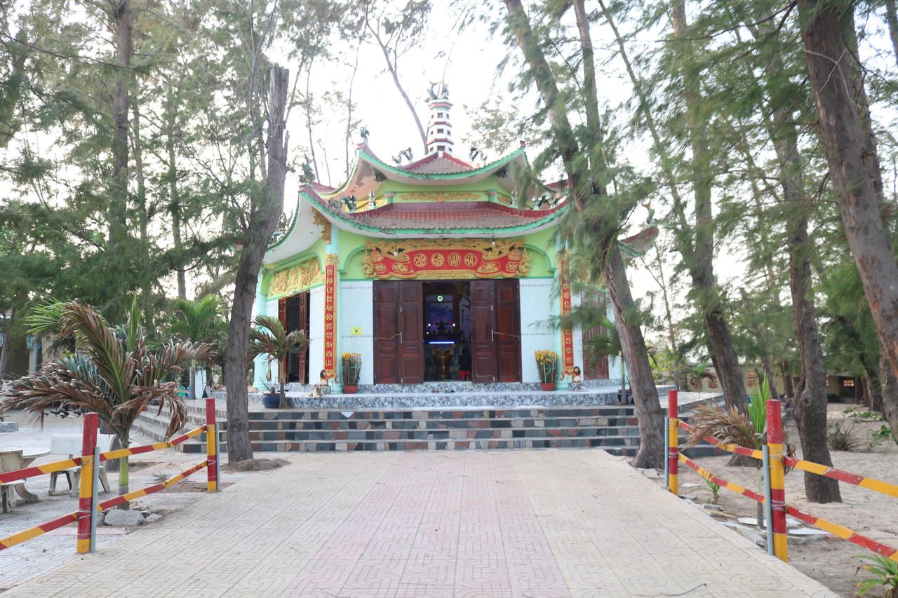 Ngôi đền lục giác nơi thờ cá Ông tại nghĩa địa cá Ông.