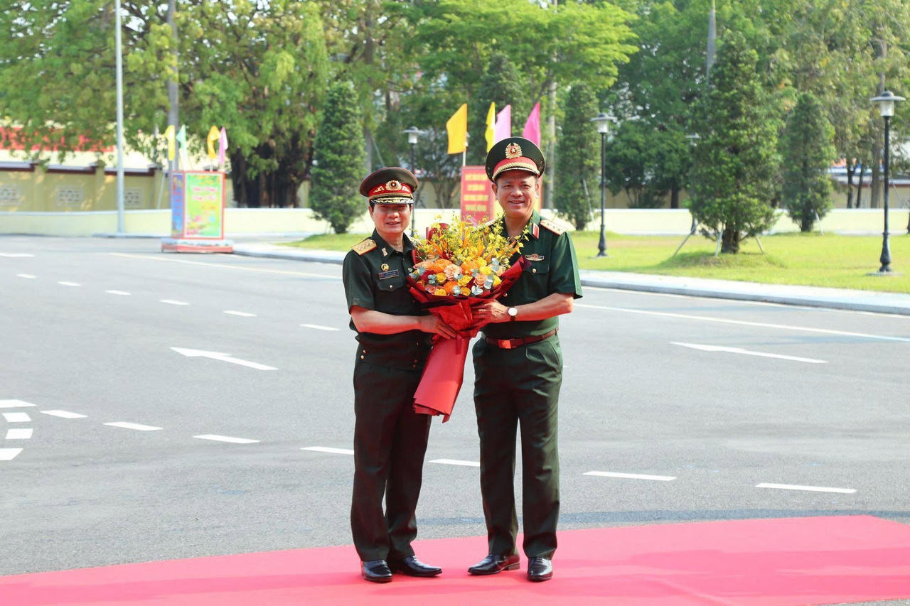 Thượng tướng Nguyễn Trường Thắng tặng hoa chào mừng Thượng tướng Saichay Kommasith.