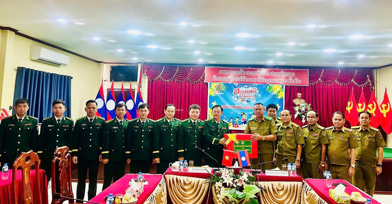 Đại tá Trần Xuân Lạn, Phó Chỉ huy trưởng Bộ đội Biên phòng tỉnh Quảng Trị thăm, chúc Tết cổ truyền Bunpimay tại Công an tỉnh&nbsp;Salavan.