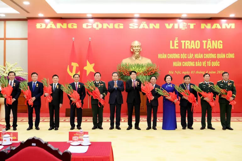 Chủ tịch nước Lương Cường và Chủ tịch Quốc hội Trần Thanh Mẫn trao Huân chương Độc lập hạng Nhì và Huân chương Quân công hạng Nhì tặng các đồng chí lãnh đạo Đảng, Nhà nước và cán bộ cấp cao. (Ảnh: nhandan.vn)