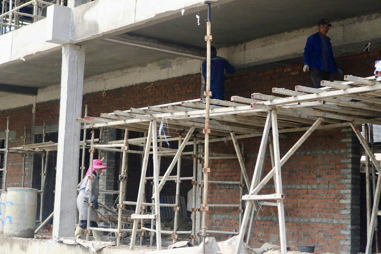 Không chỉ đáp ứng nhu cầu học tập ngày càng tăng, công trình còn mang ý nghĩa đặc biệt trong việc giảm thiểu tình trạng học sinh phải di chuyển quãng đường dài, tiềm ẩn nhiều nguy cơ mất an toàn, nhất là trong điều kiện địa hình miền núi phức tạp.