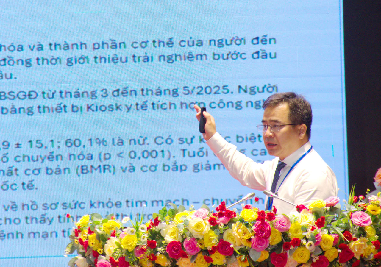 PGS.TS Ngô Quốc Đạt trình bày tham luận về đào tạo nguồn nhân lực y tế chuyên môn sâu.