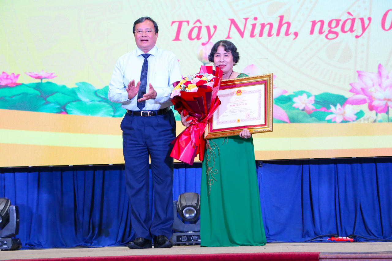 Chủ tịch UBND tỉnh Tây Ninh Lê Văn Hẳn trao danh hiệu “Nghệ nhân ưu tú” cho bà Trần Thị Lành