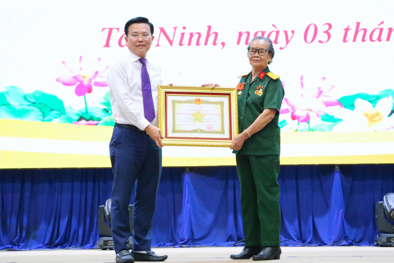 Bà Phan Thị Út đón nhận danh hiệu “Anh hùng Lực lượng vũ trang nhân dân”