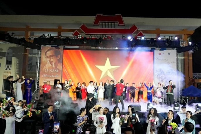 Các nghệ sĩ đã cùng hòa giọng trong ca khúc “Nối vòng tay lớn”. (ảnh BTC)