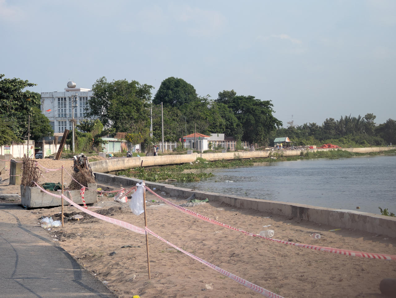 Do đó, việc người dân tự phát đến đây dã ngoại, vui chơi cũng tiềm ẩn nhiều rủi ro an toàn đáng ngại.